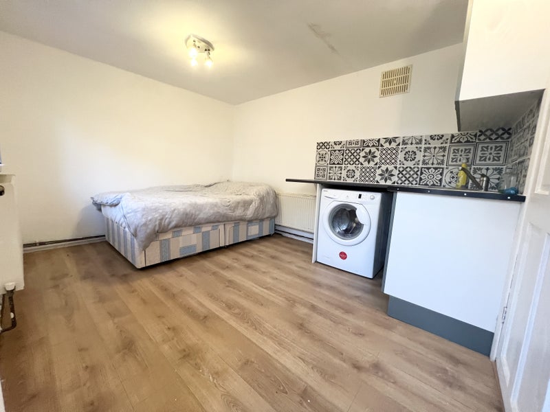 'Studio Flat Available Near Greenford High Street' Room to Rent from