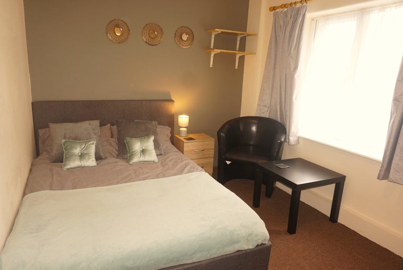 'Double room available in Farnworth, near Hospital' Room to Rent from