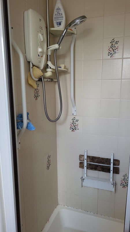 Photo 1: shower room