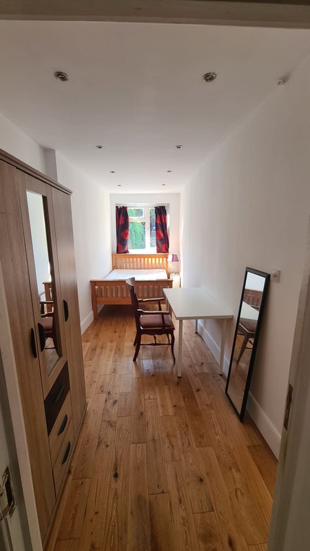 Room To Let 'Seeking 3rd flatmate for en-suite bedroom' Room to Rent from SpareRoom