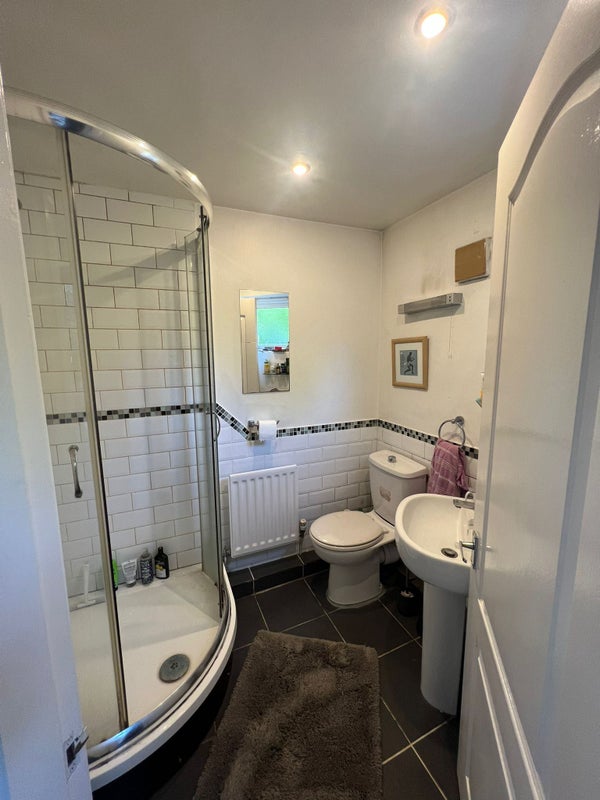 'Didsbury Double bedroom with ensuite + parking' Room to Rent from