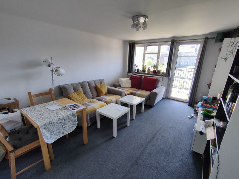 Photo 1: Living room 