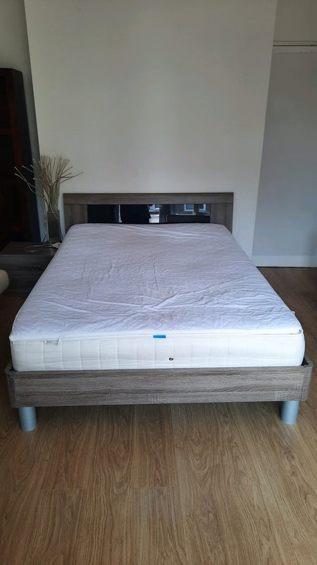 Photo 1: Bedroom