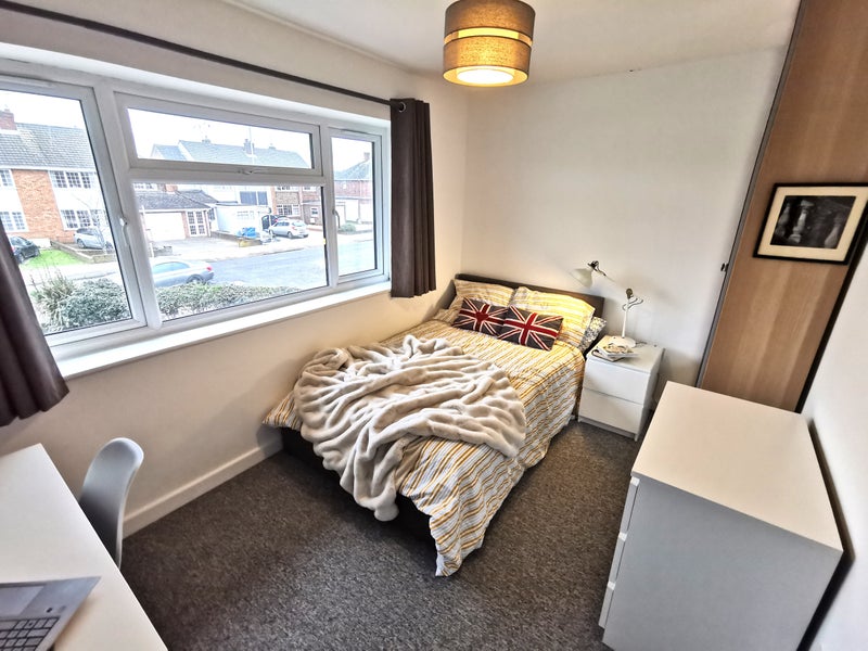 Photo 1: ROOM 4: Light, bright, spacious double room