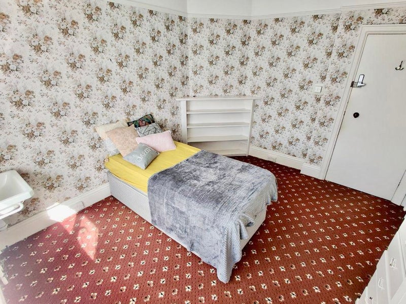 'Single room in great Charminster area' Room to Rent from SpareRoom