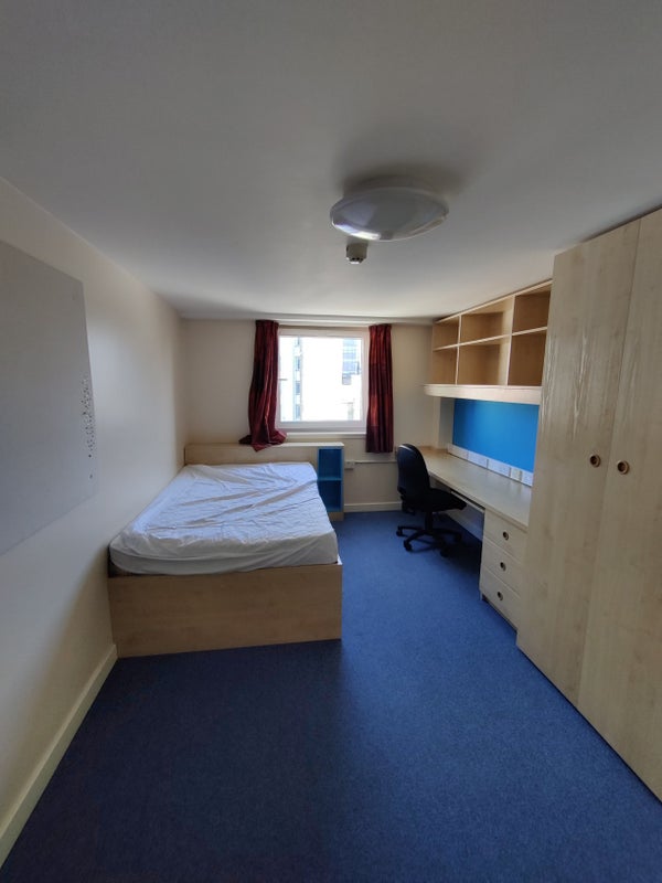 'Ensuite room available in Glasgow center!' Room to Rent from SpareRoom