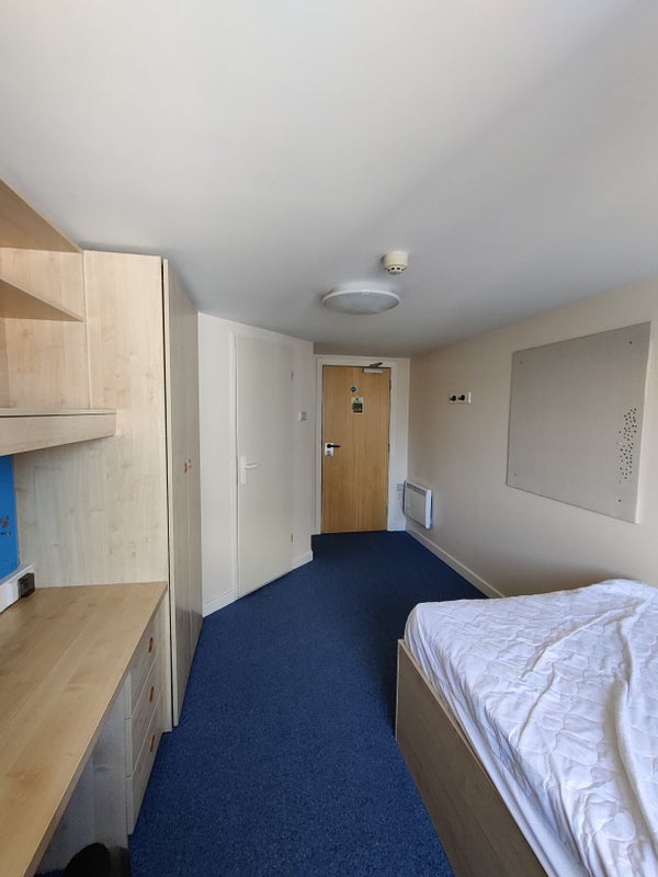 'Ensuite room available in Glasgow center!' Room to Rent from SpareRoom
