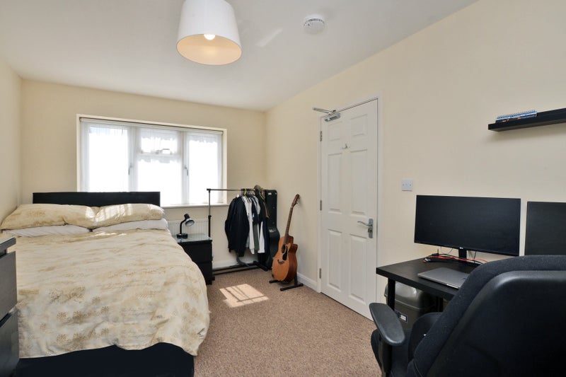 Photo 1: Beautiful Spacious Room