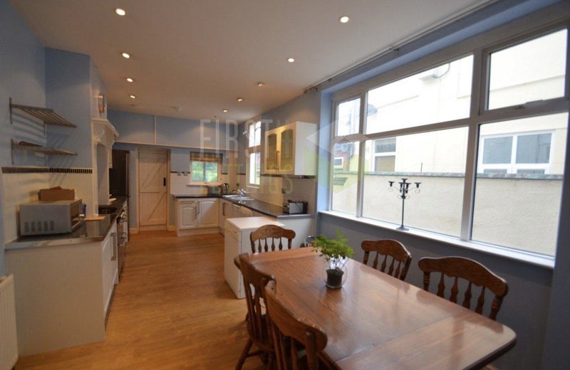 Photo 1: Kitchen/diner