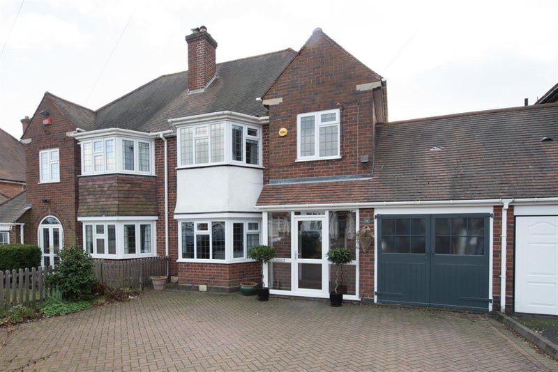 Photo 1: Large driveway work plenty of space