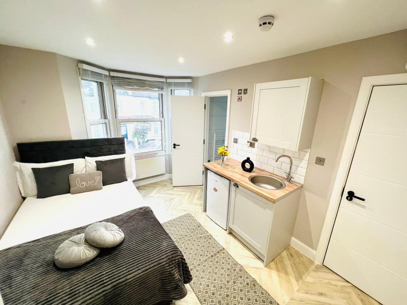 'Selfcontained studio to let in Harrow available' Room to Rent from