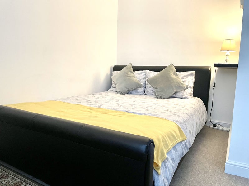 'Double bedroom close to Sherborne town' Room to Rent from SpareRoom