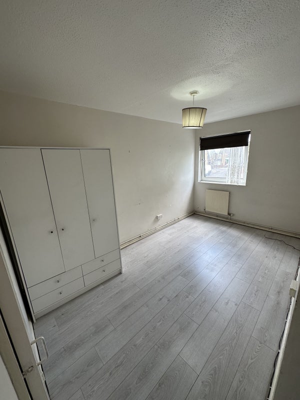 'Large sized bedroom, for single lodger. Bills inc' Room to Rent from