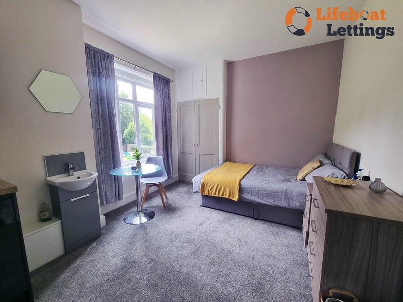 Photo 2: Bedroom 7a