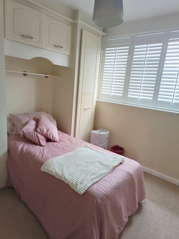 Photo 1: Large single room available