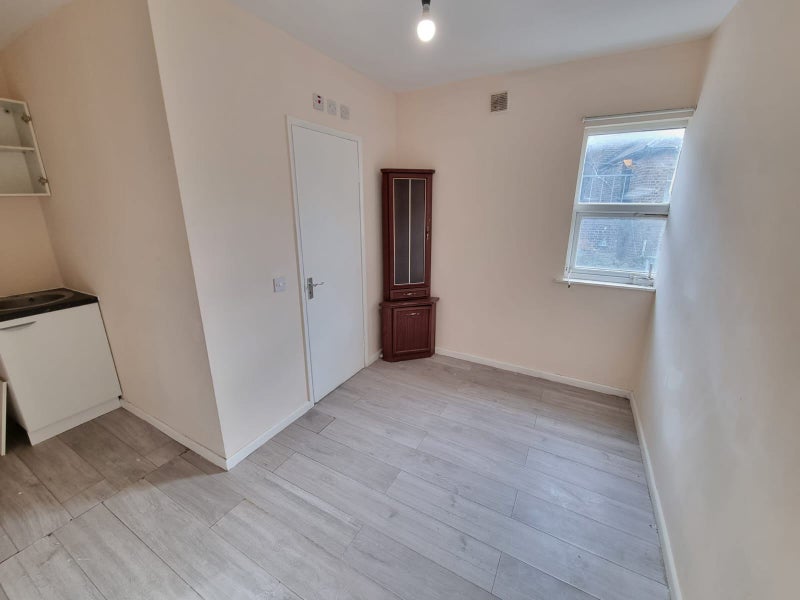 'DSS Studio Flat Available in Ilford Essex IG1' Room to Rent from
