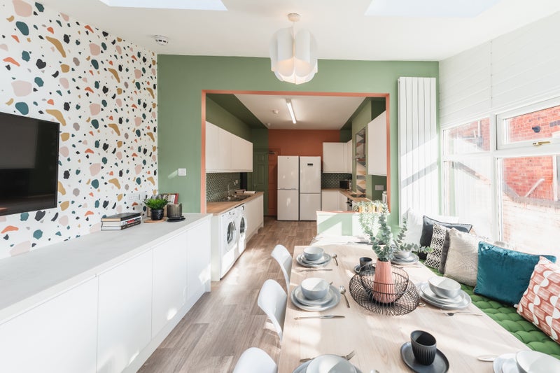 Photo 1: Kitchen diner 