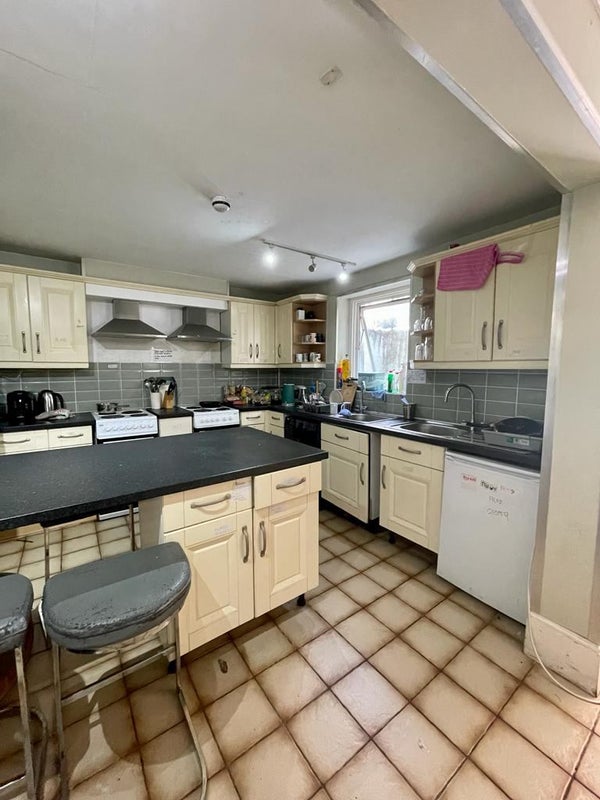 'Newly decorated furnished single room in Reigate' Room to Rent from