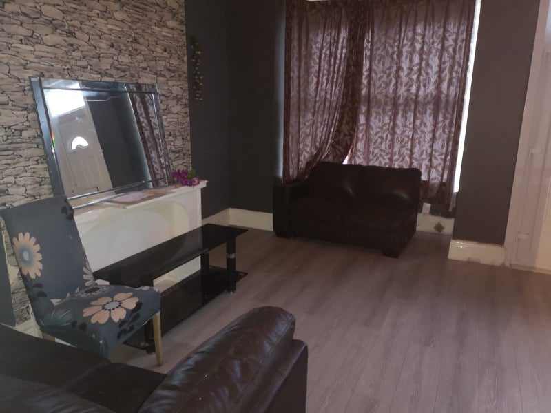 'Room 3 Availabe in 31 Sandhurst Place ,Leeds' Room to Rent from SpareRoom