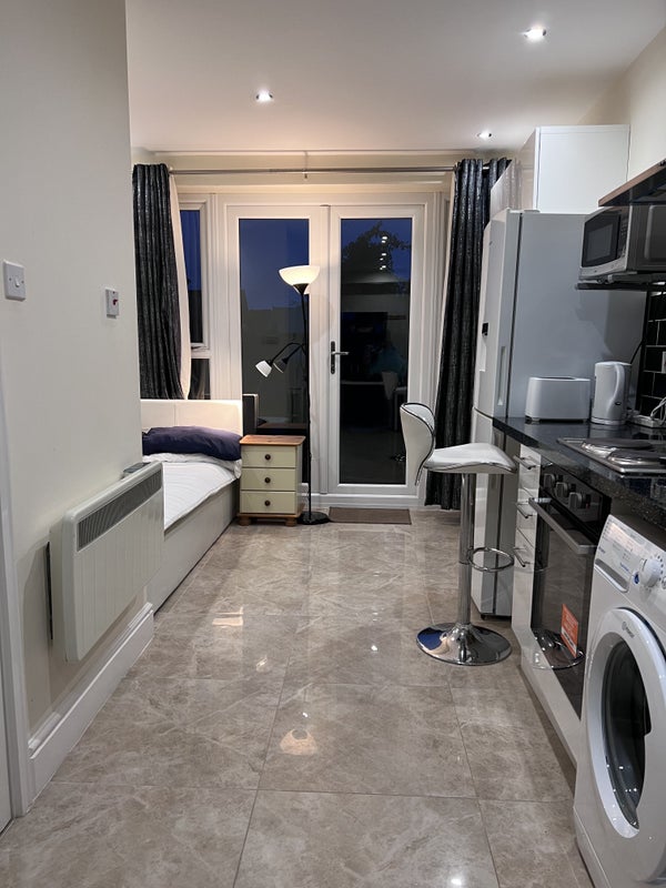 'Studio Flat near Heathrow T4 and T5' Room to Rent from SpareRoom