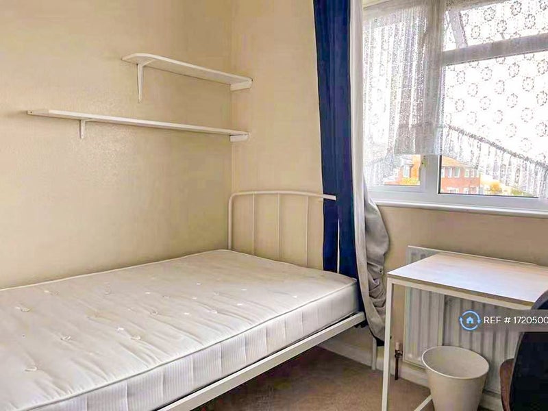 'Cranfield village large 4 bed house' Room to Rent from SpareRoom