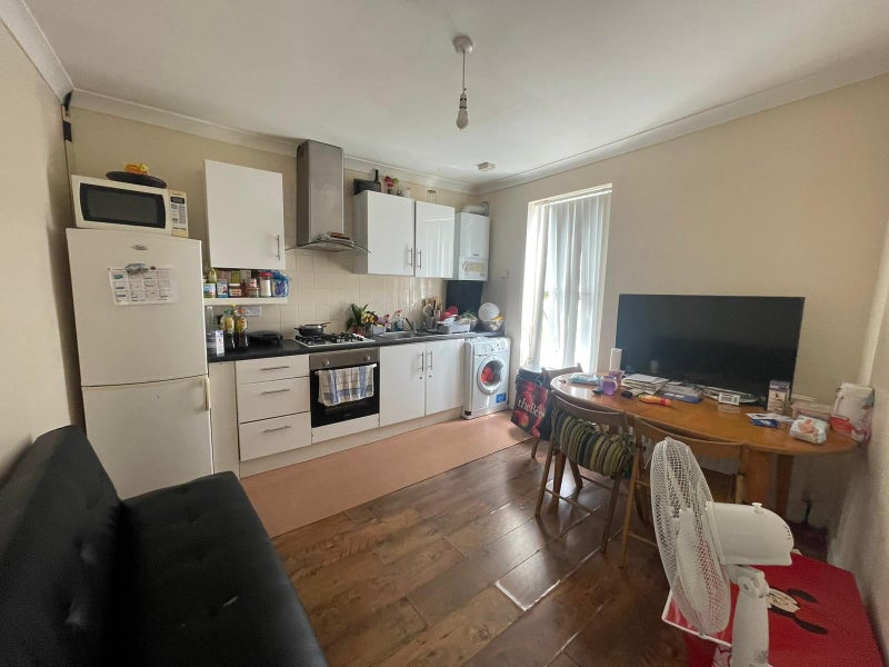 'Lovely 2 Bed Flat In Wood Green!' Room to Rent from SpareRoom