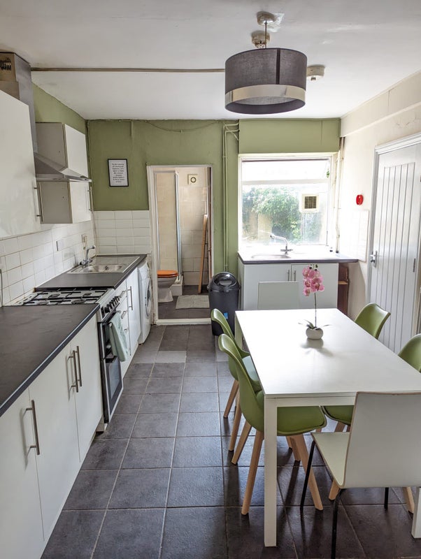 'LARGE Rooms mins from Cowley road & central OX' Room to Rent from