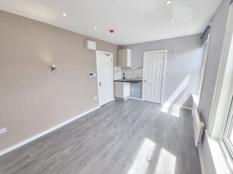 'DSS Studio Flat Available Catford, Lewisham SE6' Room to Rent from