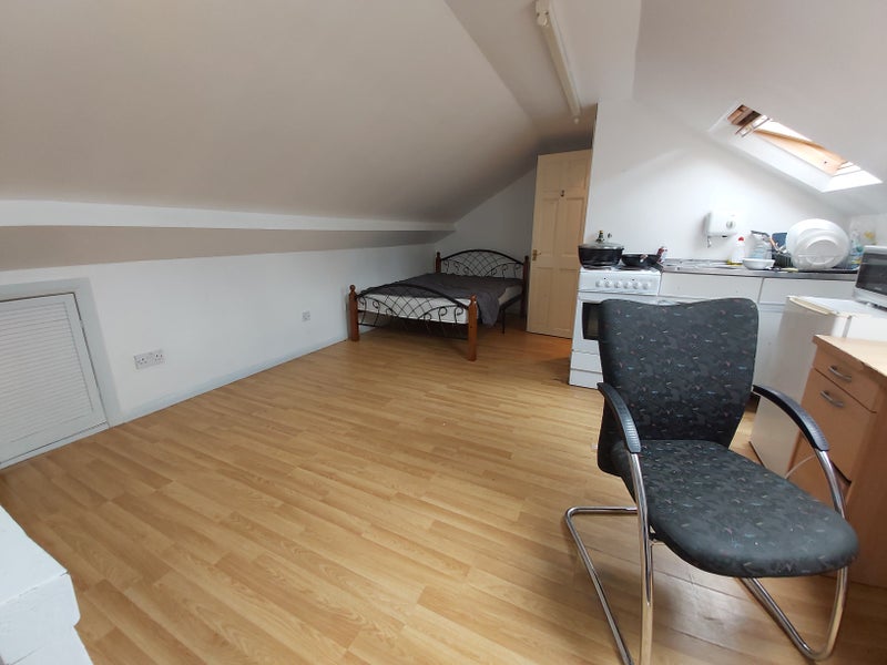 'Large Studio Flat in East Ham for Students Only' Room to Rent from