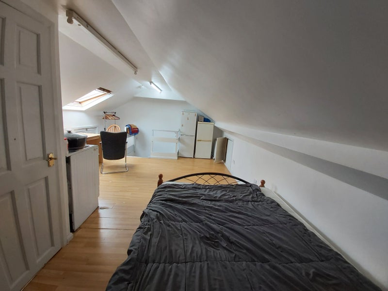 'Large Studio Flat in East Ham for Students Only' Room to Rent from