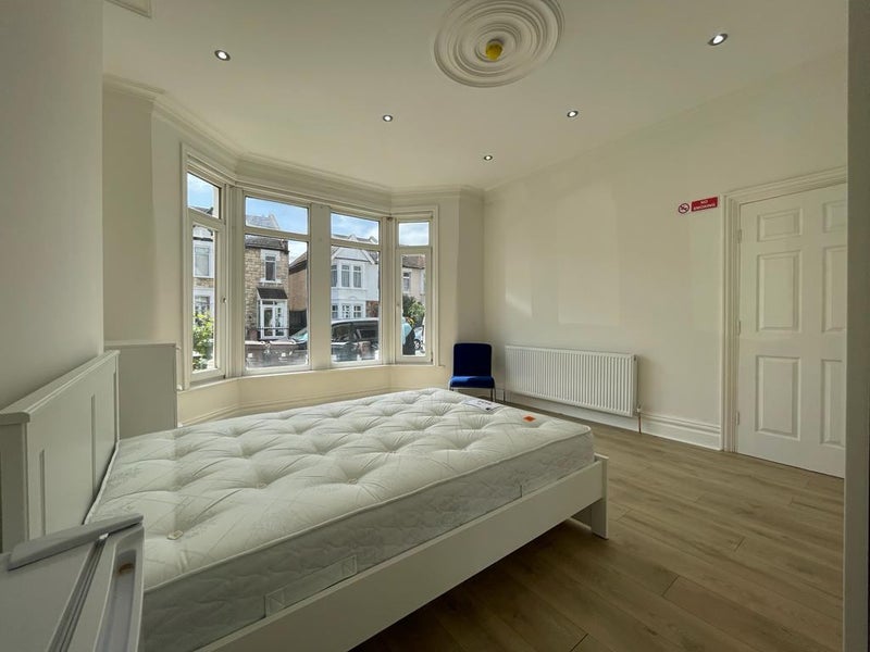 'Large Double bedroom in Barking' Room to Rent from SpareRoom