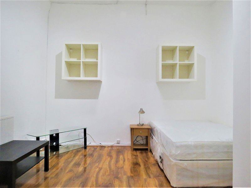'Including bills studio flat near Liverpool St Stat' Room to Rent from