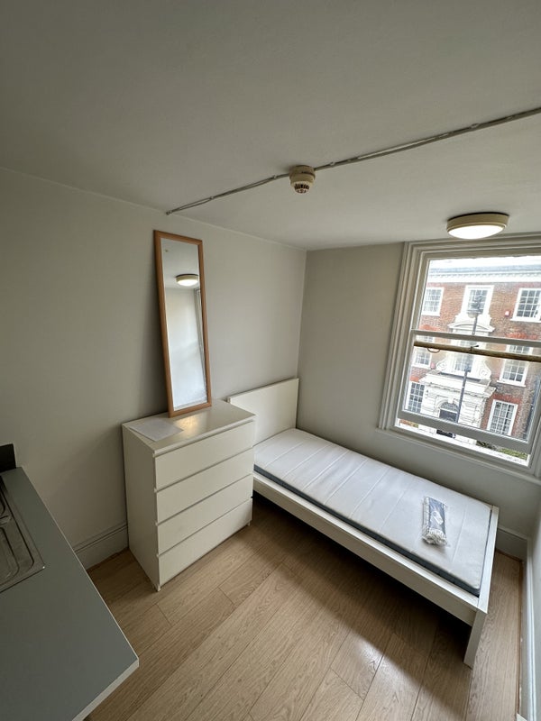 'Single studio/room inclusive of gas & water bills' Room to Rent from