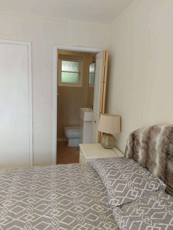 'Double ensuite shared house Nr Croxley Met station' Room to Rent from