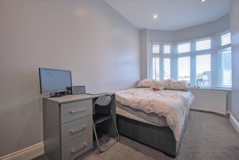 Photo 1: ROOM 5