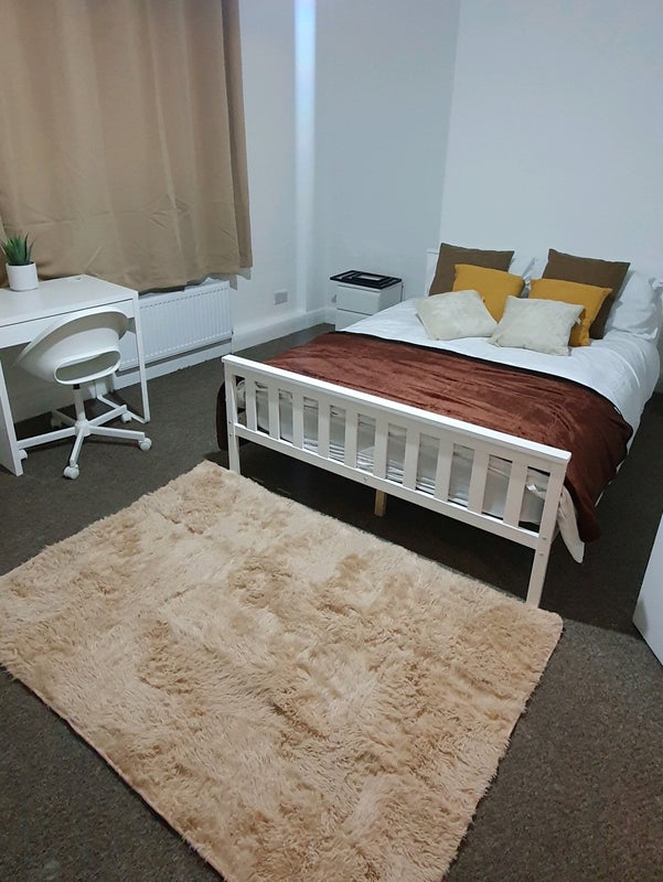 'Premium Double room 5 minutes from Leyton Station!' Room to Rent from