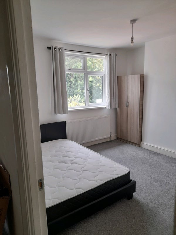 'Rm11 available king size bedroom Romford hornchur' Room to Rent from SpareRoom