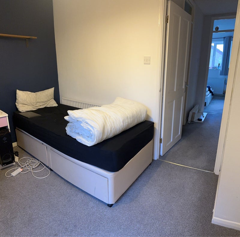 'One bed, large bedroom in Woking (female preferred) ' Room to Rent