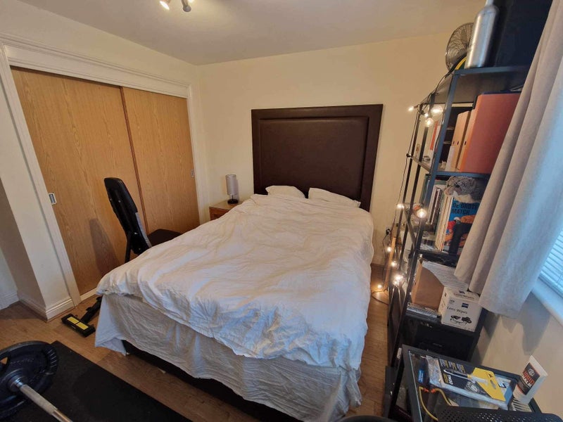 'Room in flat next to Farnborough Main Station' Room to Rent from SpareRoom