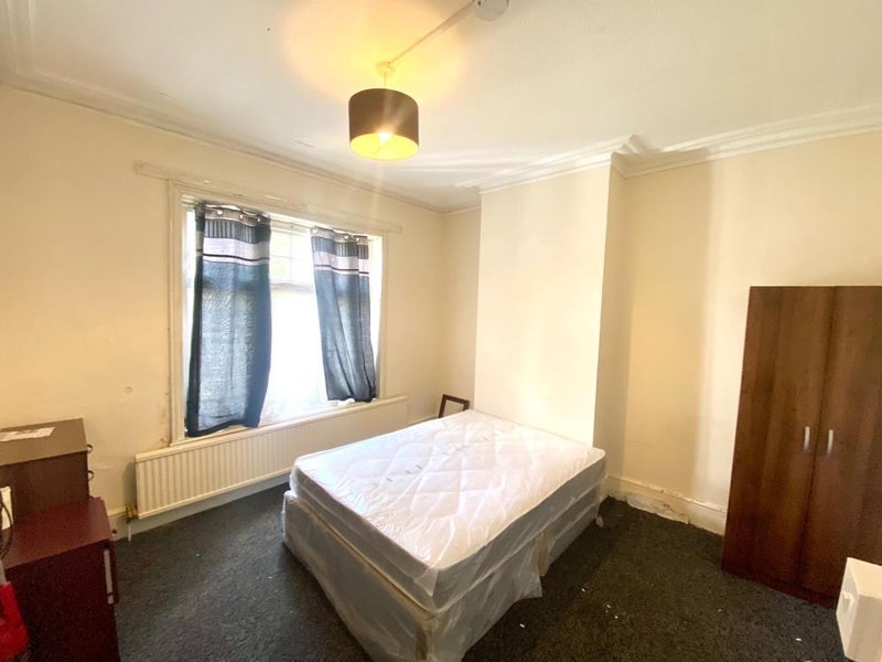 'Brand New Double Romford Available' Room to Rent from SpareRoom