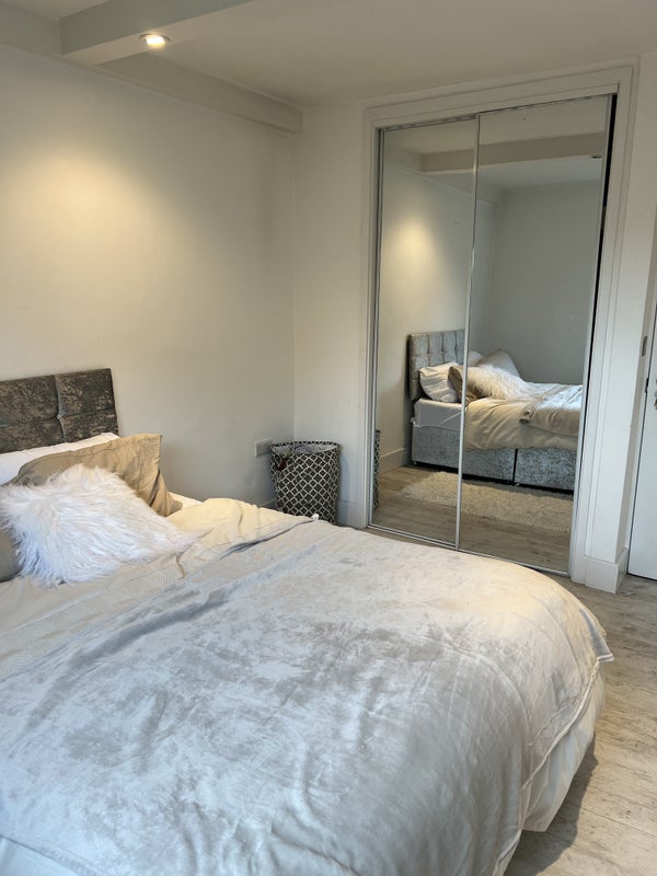 '£715 Double room in Weybridge, Bills inclusive ' Room to Rent from SpareRoom