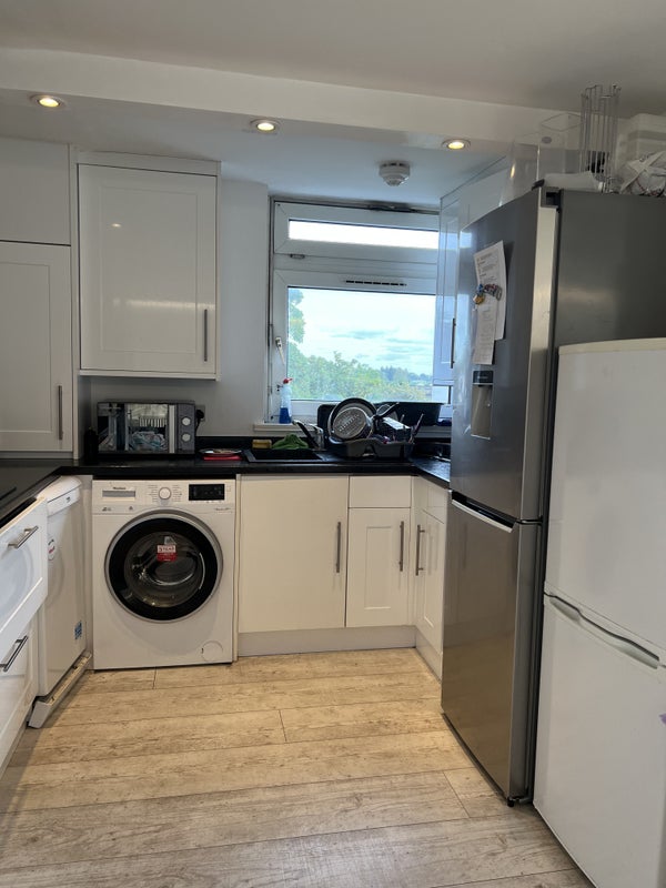 '£715 Double room in Weybridge, Bills inclusive ' Room to Rent from SpareRoom