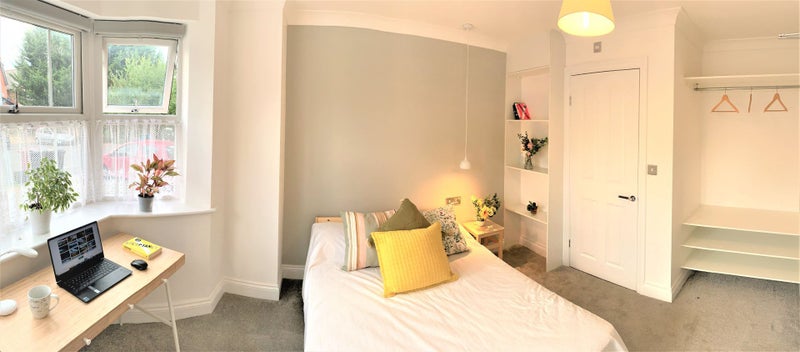 Photo 1: GF - En-suite Bedroom 1