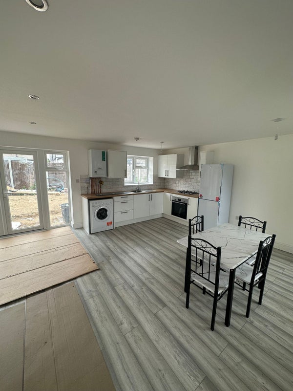 'Lovely Newbuild 2 Bedroom Properties in Rainham' Room to Rent from