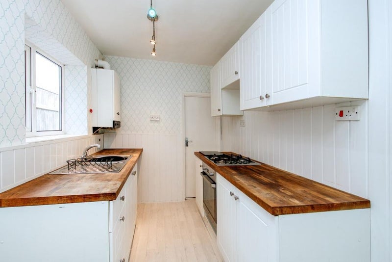 '4 bed in South View Road, West Thurrock, Grays, RM' Room to Rent from