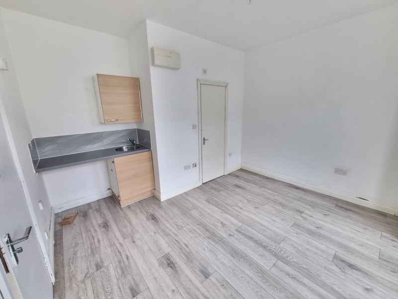 'DSS Studio Flat Available in Tottenham N17' Room to Rent from SpareRoom