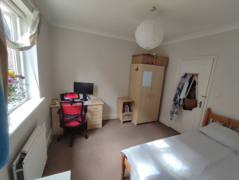 'Room in shared flat at 5 min from Ealing Broadway ' Room to Rent from