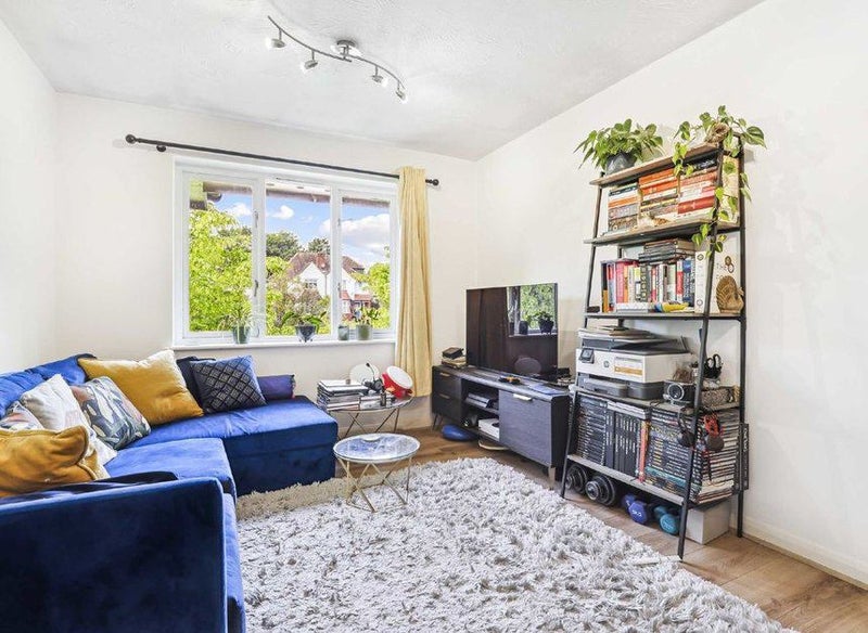 'Spacious Wandsworth 1 bed on short term let' Room to Rent from SpareRoom