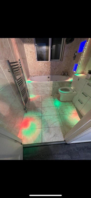 Photo 1: Main bathroom 