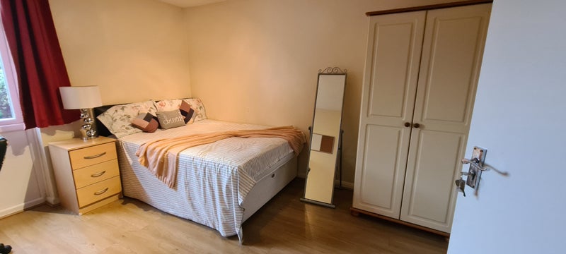 Photo 7: Typically furnished room